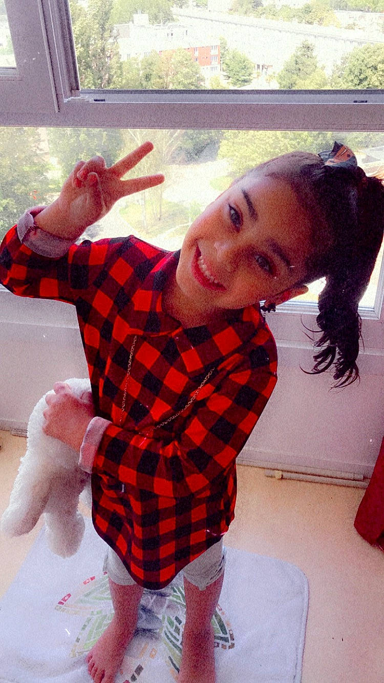 Ynelle participe au concours pour gagner de l'argent avec cette photo : black_hair, elbow, finger, fun, gesture, hairstyle, happy, human_leg, joint, joy, knee, leisure, neck, pattern, person, plaid, red, shoulder, sleeve, tartan