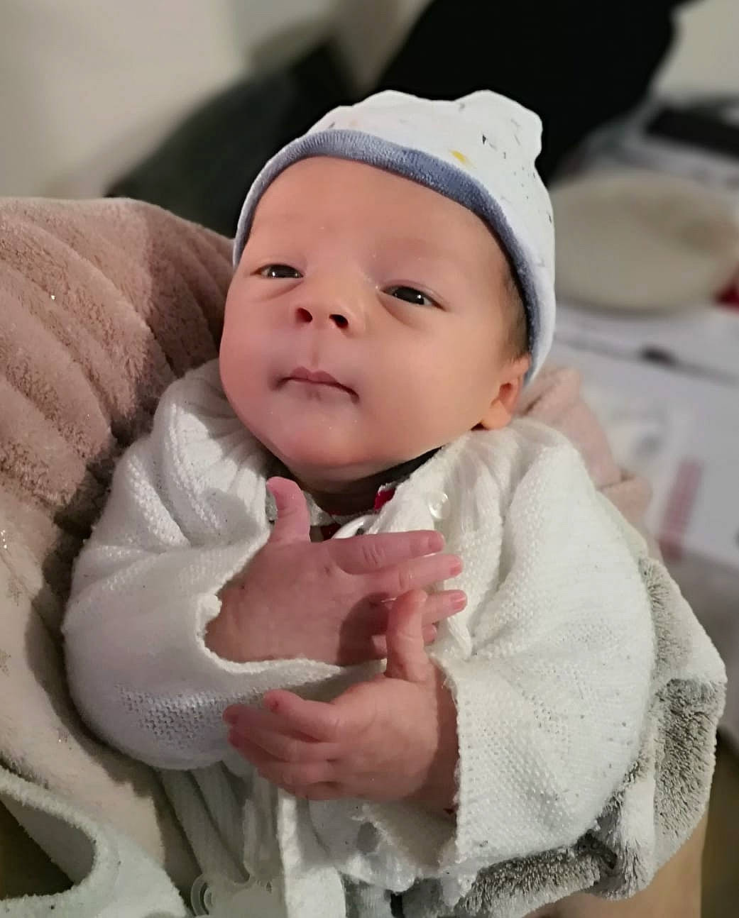 Luca a rejoint le concours — aidez-le/la à gagner de superbes lots ! baby, baby_products, baby_toddler_clothing, cap, cheek, child, comfort, fashion_accessory, fur, gesture, happy, headwear, iris, linens, lip, person, sitting, skin, sleeve, textile