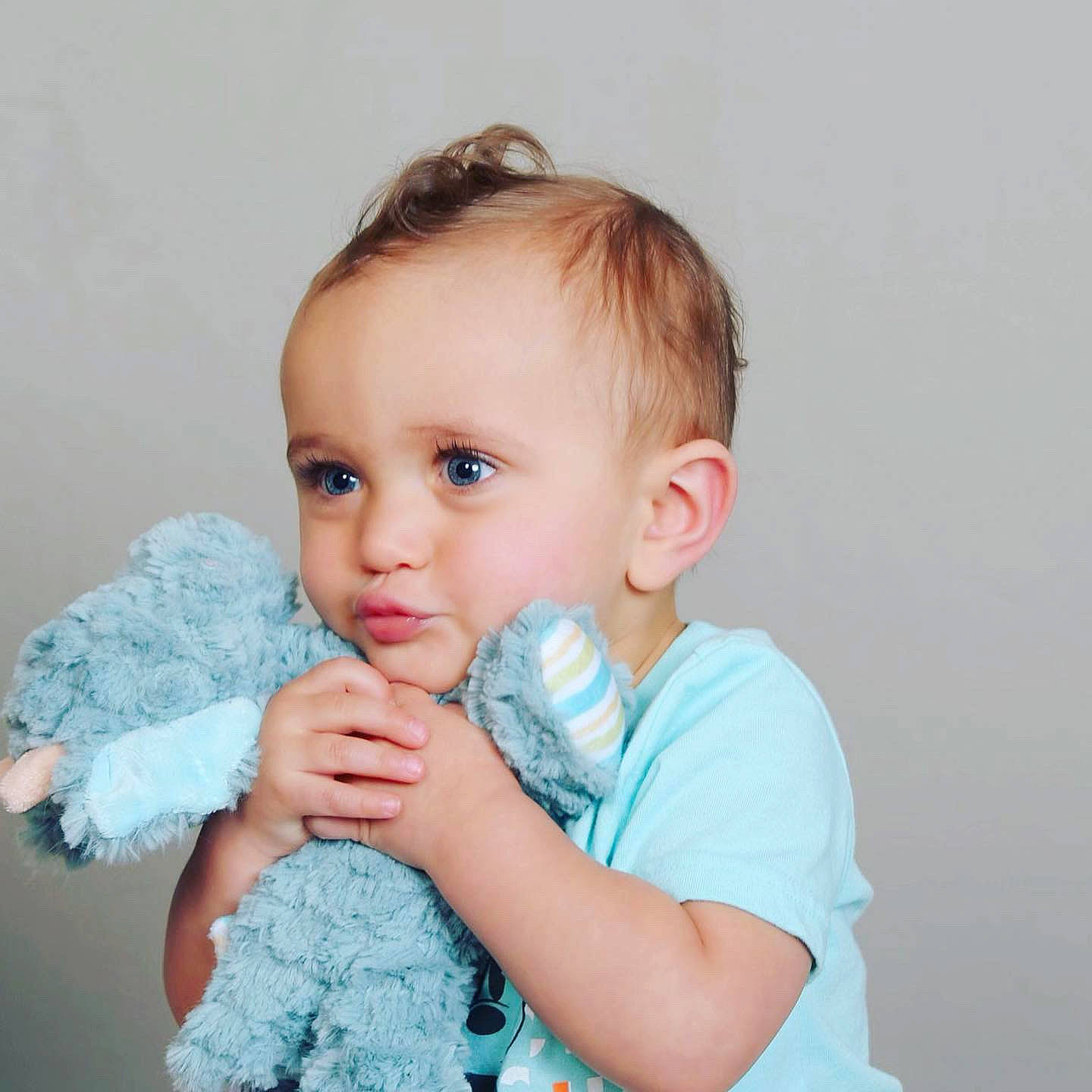 Reynaldo is registered to the contest to win money with this photo: arm, baby, baby_toddler_clothing, cheek, ear, eyelash, facial_expression, finger, gesture, hand, happy, iris, neck, nose, person, shoulder, skin, sleeve, standing, thumb