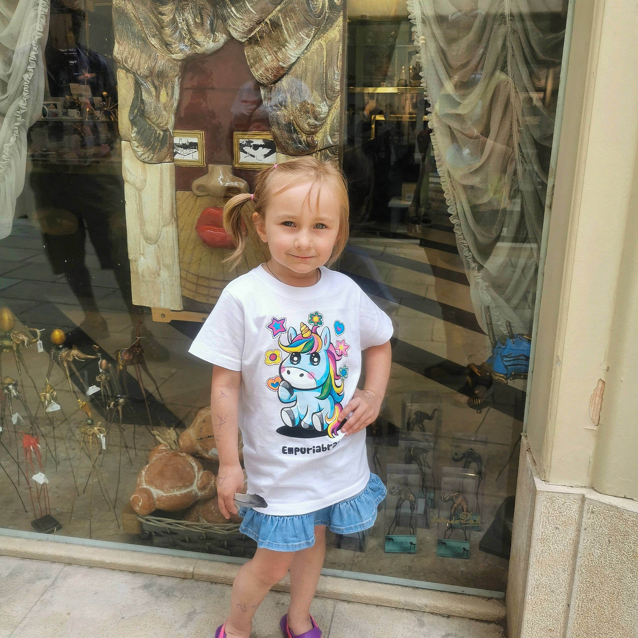 Polina participe au concours pour gagner de l'argent avec cette photo : beauty, child, curtain, design, door, fashion, fun, happy, joy, leisure, pattern, person, sandal, sidewalk, sleeve, standing, street_fashion, t_shirt, temple, textile