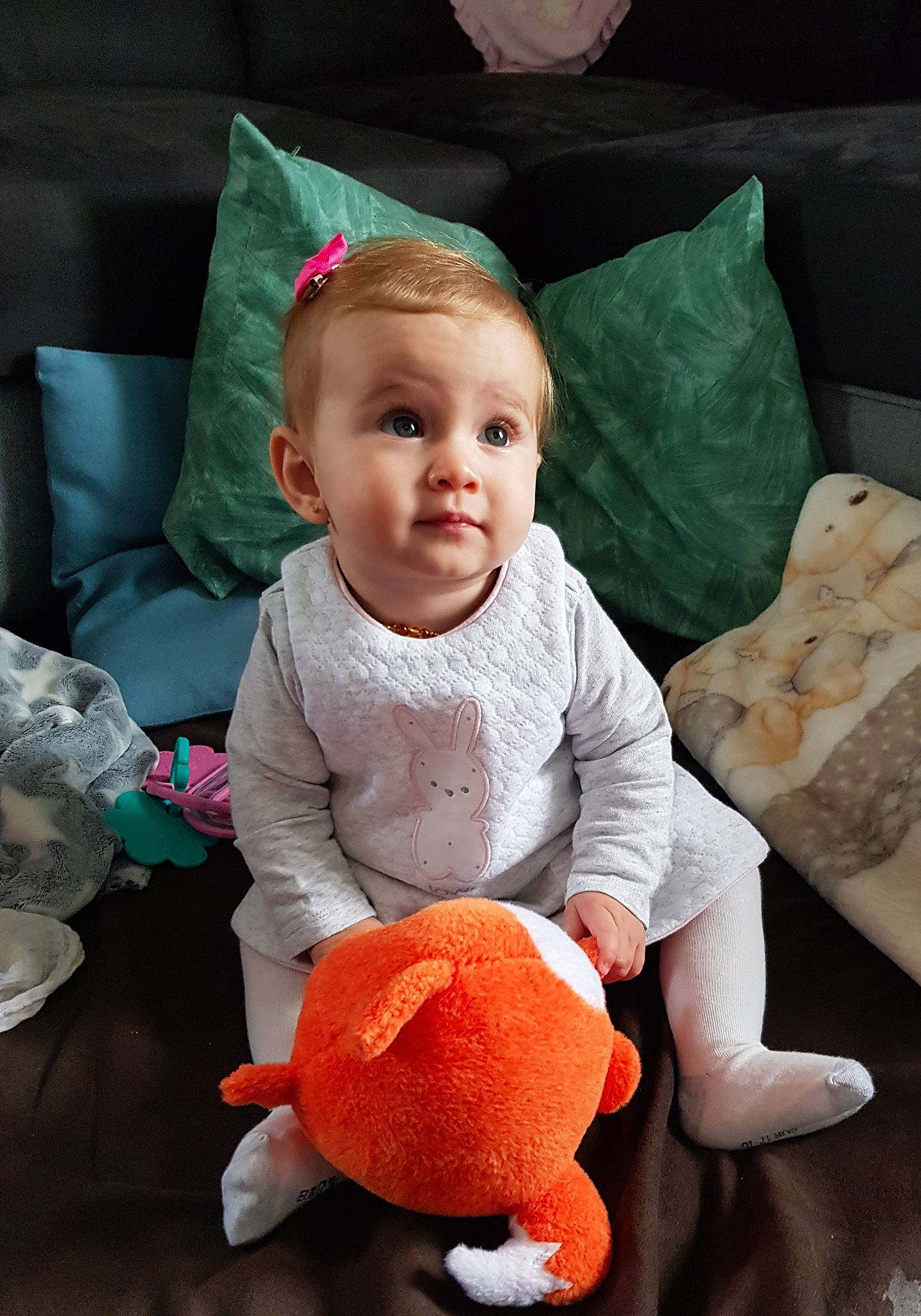 Yara a rejoint le concours — aidez-le/la à gagner de superbes lots ! baby, calabaza, child, costume, orange, person, plant, play, sitting, smile, stuffed_toy, toddler