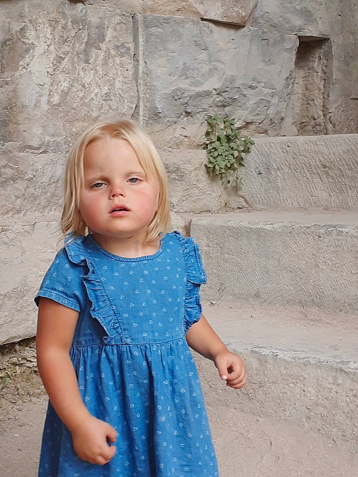 Mélyana a rejoint le concours — aidez-le/la à gagner de superbes lots ! blond, blue, child, child_model, clothing, denim, design, dress, electric_blue, pattern, person, skin, sleeve, smile, standing, textile, toddler