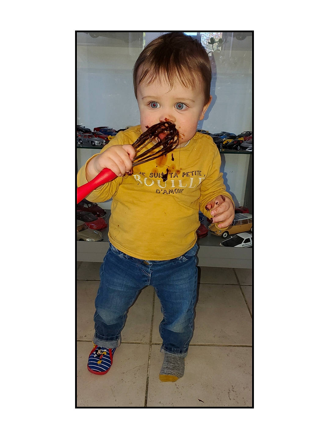 Aston participe au concours pour gagner de l'argent avec cette photo : baby, baby_toddler_clothing, child, child_model, denim, gesture, happy, jeans, pattern, person, portrait_photography, sitting, sleeve, t_shirt, toddler