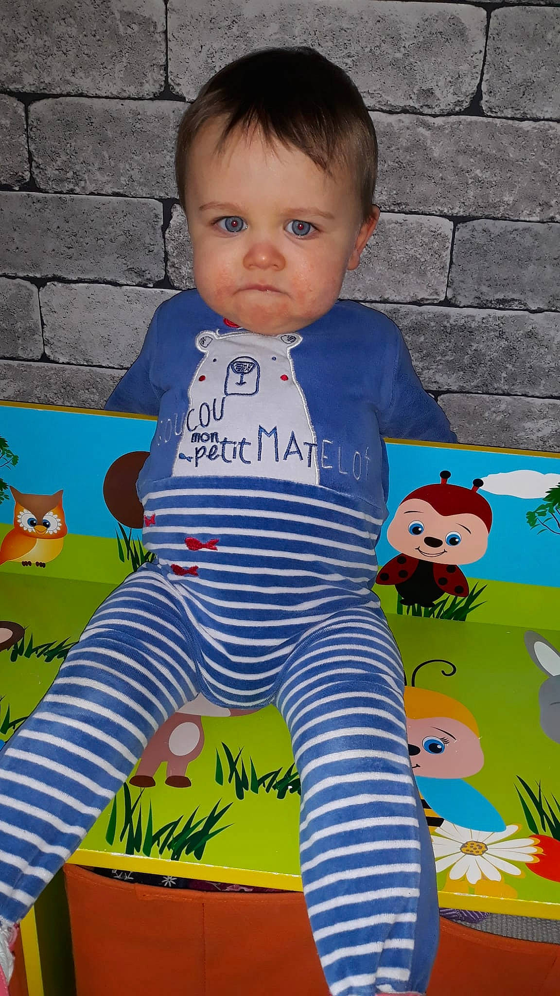 Aston participe au concours pour gagner de l'argent avec cette photo : baby, baby_toddler_clothing, blue, cool, facial_expression, green, happy, mammal, organ, person, pink, product, skin, sleeve, standing, t_shirt, textile, toddler, vertebrate, white