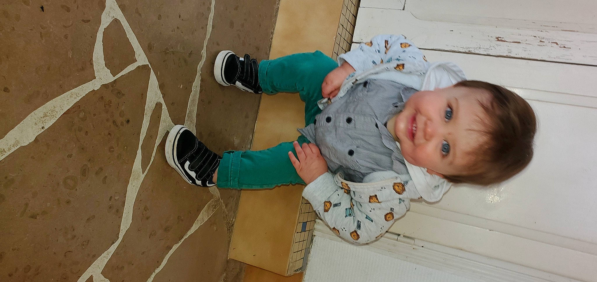 Aston a rejoint le concours — aidez-le/la à gagner de superbes lots ! baby, baby_toddler_clothing, child, concrete, face, flooring, fun, glove, human_leg, joy, knee, leg, outdoor_shoe, pattern, person, personal_protective_equipment, sitting, smile, toddler, tree