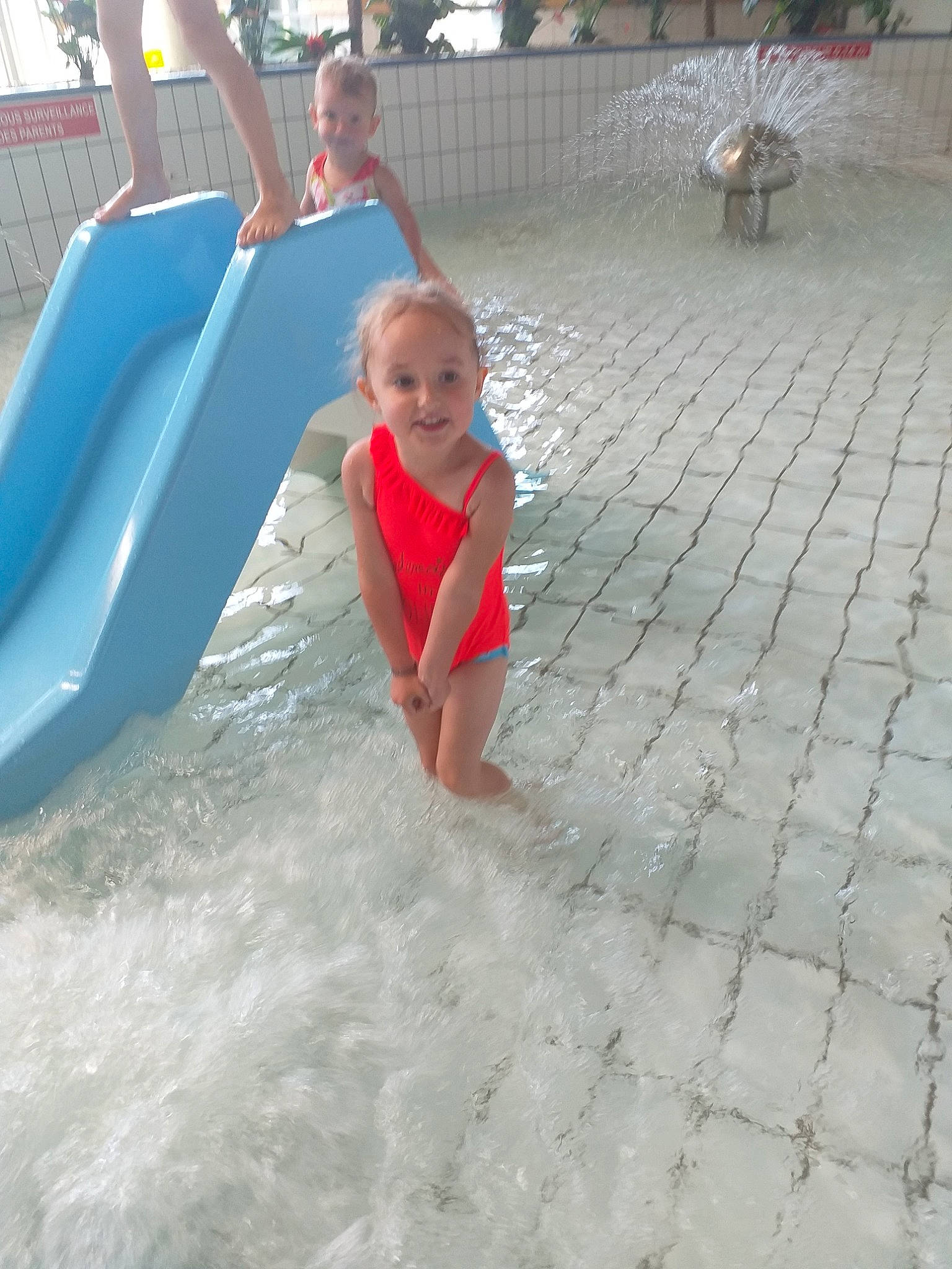 Emie participe au concours pour gagner de l'argent avec cette photo : amusement_park, child, chute, fun, leisure, outdoor_play_equipment, park, person, play, playground_slide, recreation, summer, toddler, vacation, water, water_park