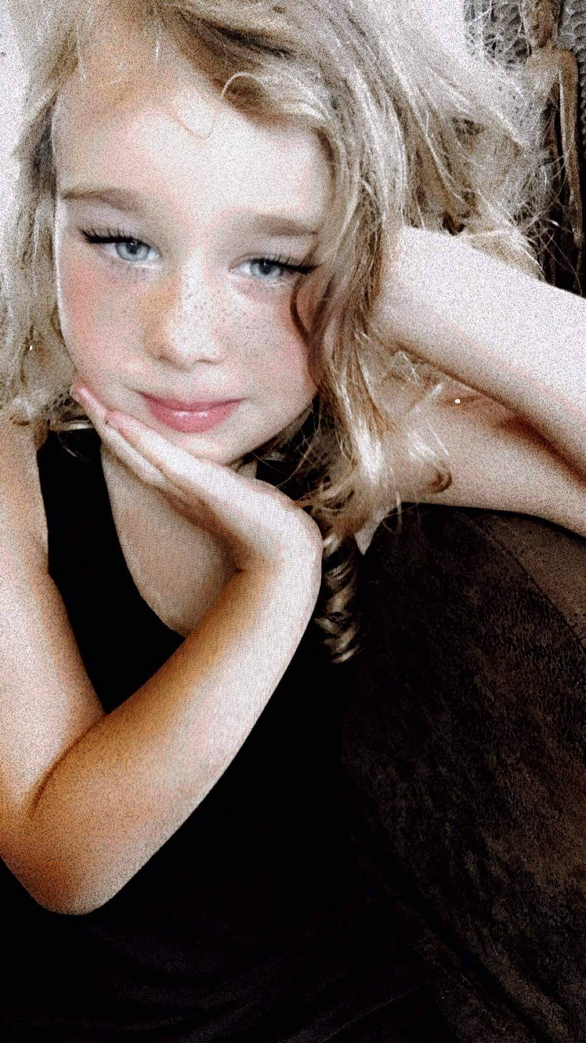 Mia-lisa participe au concours pour gagner de l'argent avec cette photo : black_hair, chin, eye, eyebrow, eyelash, flash_photography, gesture, happy, head, human_body, iris, jaw, layered_hair, lip, mouth, neck, no_expression, nose, person, skin