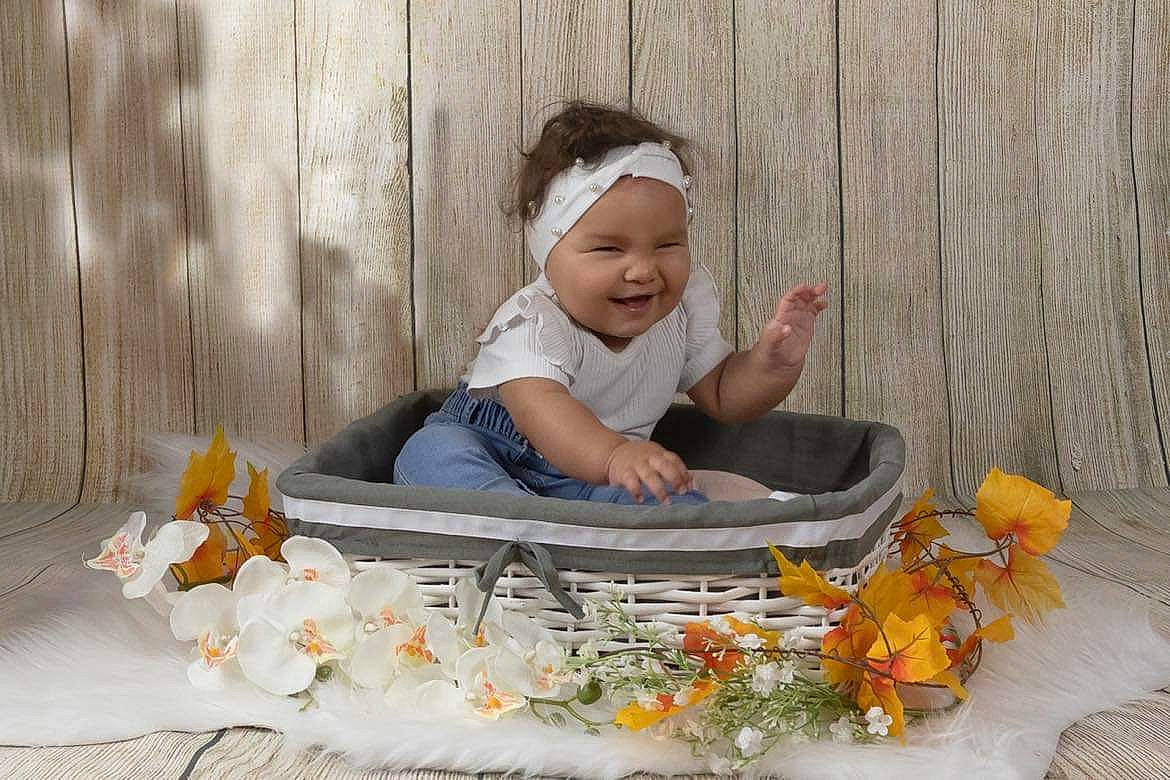 Lya participe au concours pour gagner de l'argent avec cette photo : baby, baby_products, baby_toddler_clothing, child, comfort, floral_design, flower, flower_arranging, fun, grass, happy, headwear, leisure, people_in_nature, person, petal, plant, sitting, smile, toddler