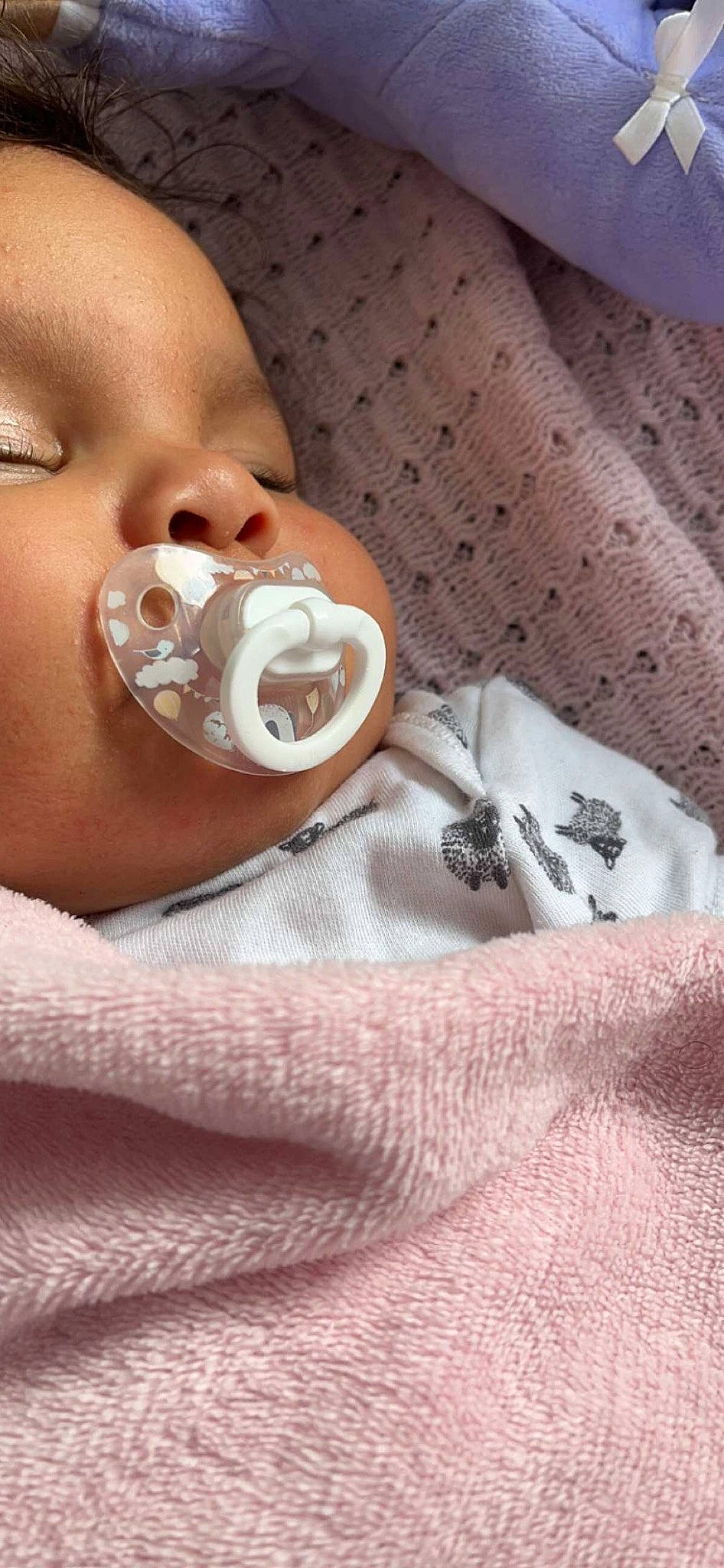 Lya participe au concours pour gagner de l'argent avec cette photo : audio_equipment, baby, baby_sleeping, baby_toddler_clothing, comfort, drinkware, ear, eyelash, health_care, hearing, jaw, linens, medical, medical_equipment, pattern, person, room, service, sleeve, toddler