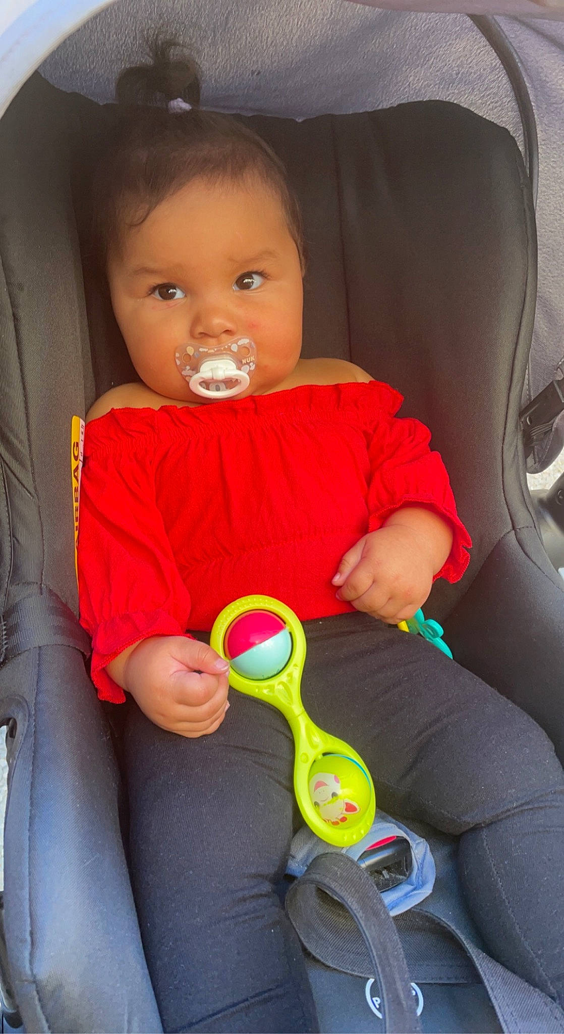 Lya a rejoint le concours — aidez-le/la à gagner de superbes lots ! arm, baby, baby_carriage, baby_products, baby_toddler_clothing, car_seat, cheek, comfort, facial_expression, finger, fun, happy, human_body, iris, person, skin, steering_wheel, t_shirt, tire, toddler