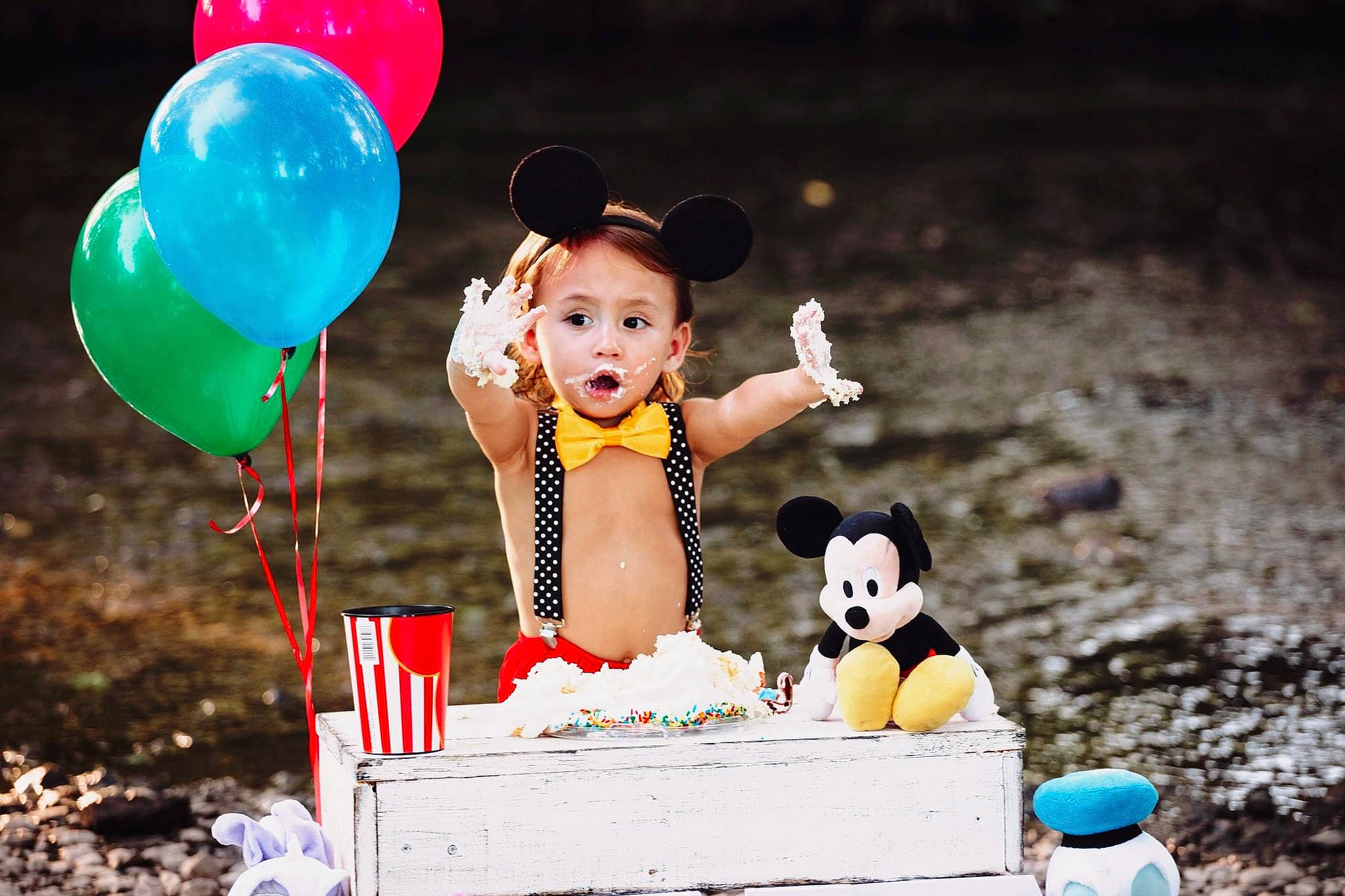Andres is registered to the contest to win money with this photo: baked_goods, balloon, birthday, birthday_cake, blue, cake, cake_decorating, cake_decorating_supply, child, dessert, event, food, fun, happy, icing, leisure, party_supply, person, sugar_cake, surprise