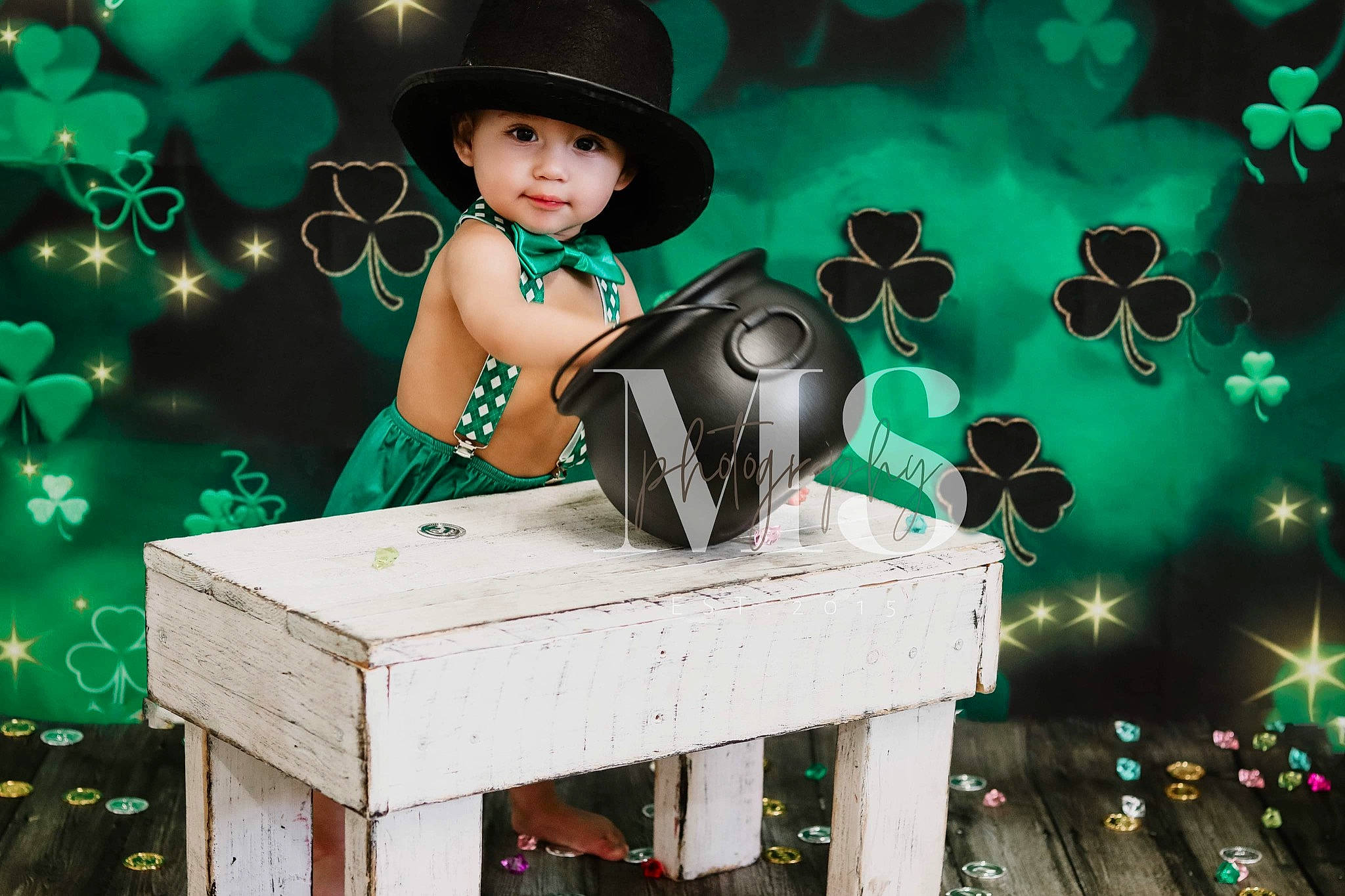 Andres is registered to the contest to win money with this photo: darkness, design, electric_blue, event, flash_photography, fun, grass, green, happy, hat, headwear, holiday, light, lighting, ornament, pattern, people_in_nature, person, photograph, snapshot