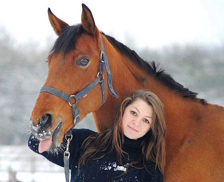 Salomé De Gueron a rejoint le concours — aidez-le/la à gagner de superbes lots ! bit, bridle, hair, halter, horse, horse_grooming, horse_harness, horse_supplies, horse_tack, liver, mammal, mane, mare, mustang_horse, rein, riding_instructor, snout, sorrel, stallion