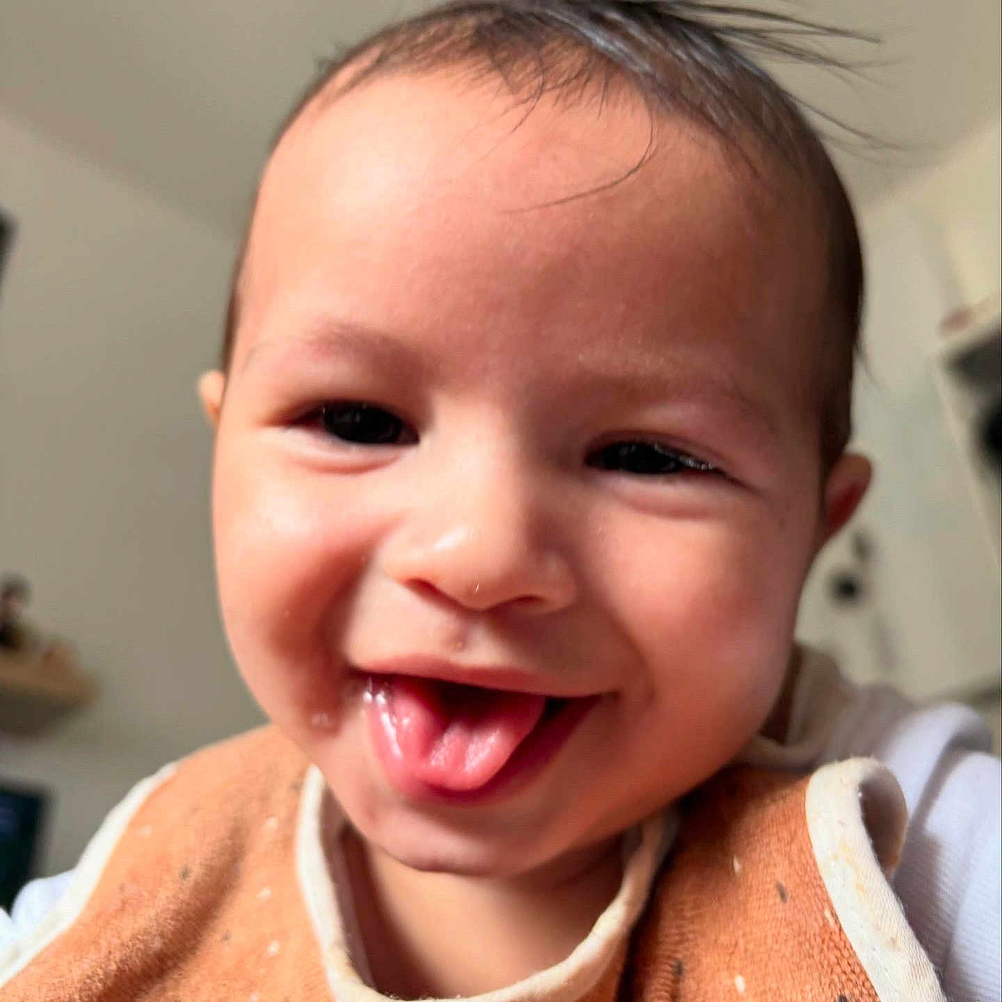 Keïron a rejoint le concours — aidez-le/la à gagner de superbes lots ! baby, baby_bib, bib, cheerful, child, close_up, clothing, cute, expression, face, happy, head, indoor, infant, person, portrait, skin, smiling, tongue_out, young