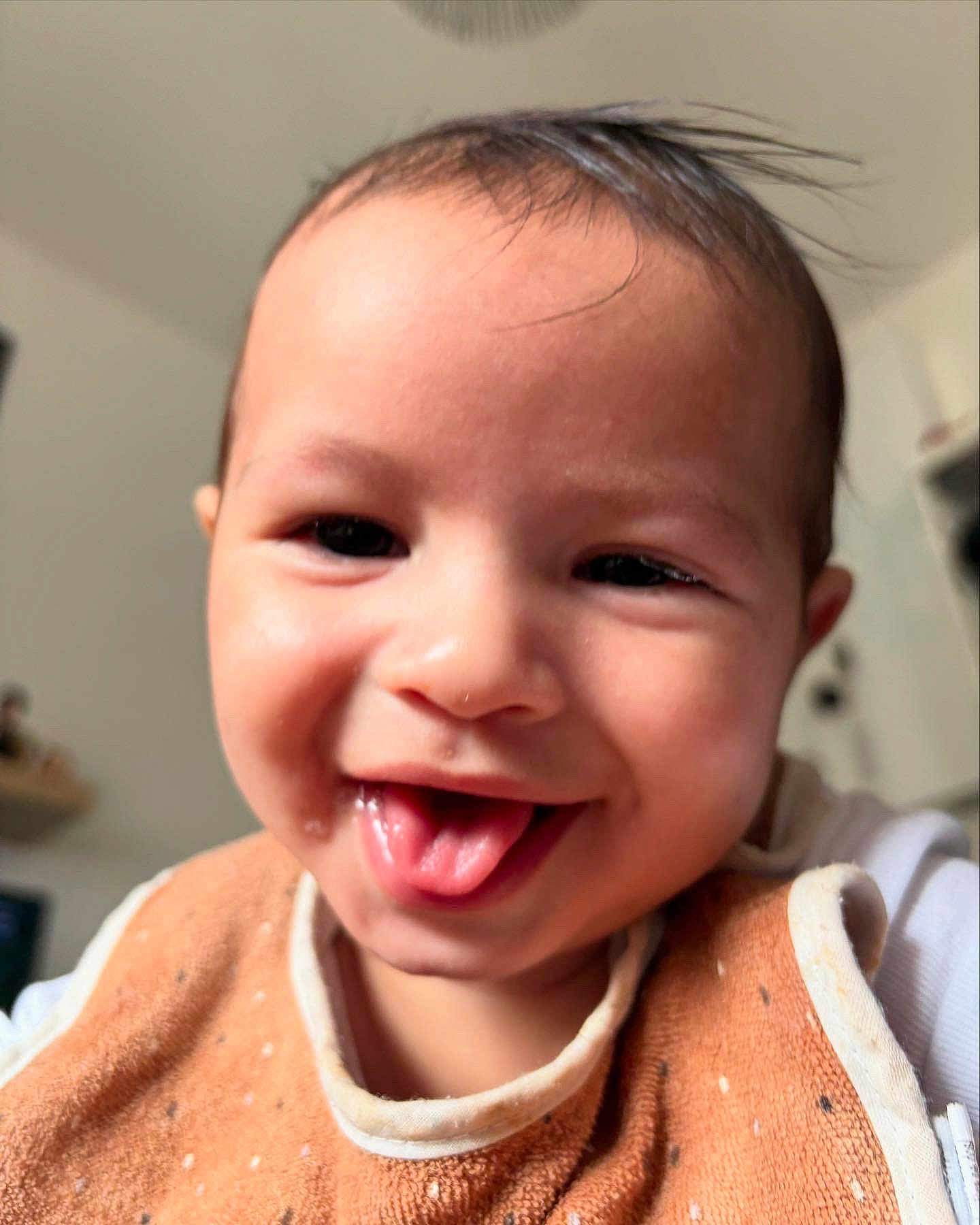 Keïron a rejoint le concours — aidez-le/la à gagner de superbes lots ! baby, smiling, tongue_out, close_up, face, child, indoor, bib, happy, cute, portrait, infant, person, skin, head, clothing, young, expression, baby_bib, cheerful