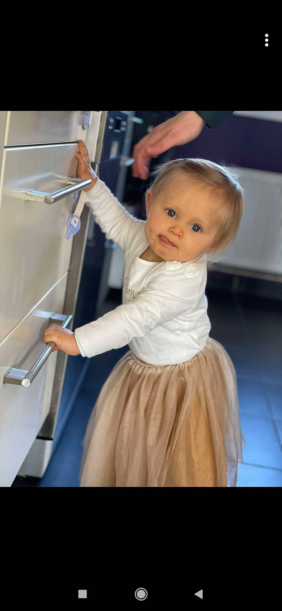 Lina a rejoint le concours — aidez-le/la à gagner de superbes lots ! ankle, baby, baby_grabbing_for_something, baby_toddler_clothing, blond, child, child_model, day_dress, finger, joint, one_piece_garment, person, product, shoulder, standing, thumb, toddler, transparent_material