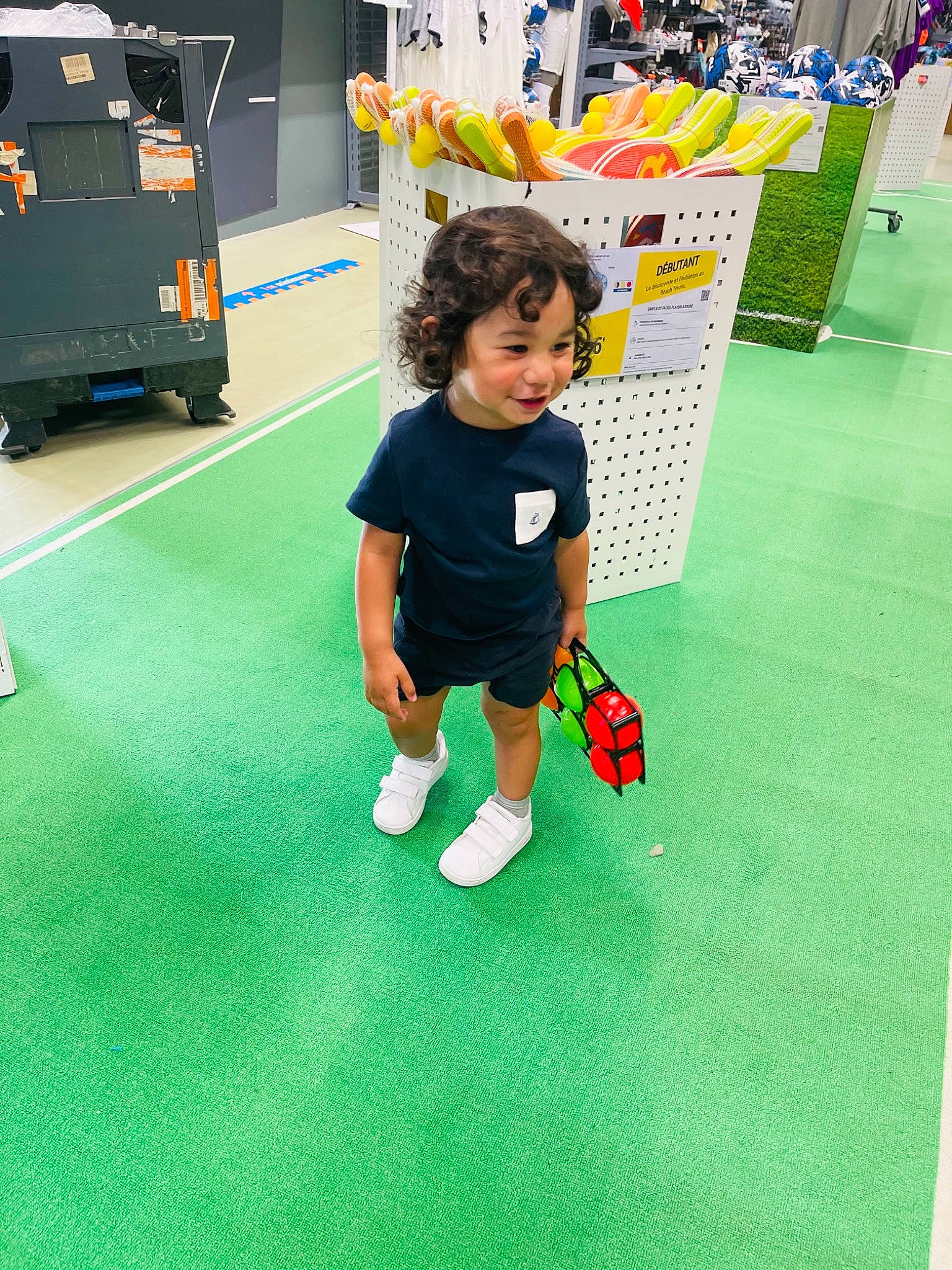Nolann participe au concours pour gagner de l'argent avec cette photo : ball_game, child, floor, flooring, fun, games, grass, green, leisure, person, play, player, recreation, room, shorts, sock, sports, sportswear, t_shirt, team_sport