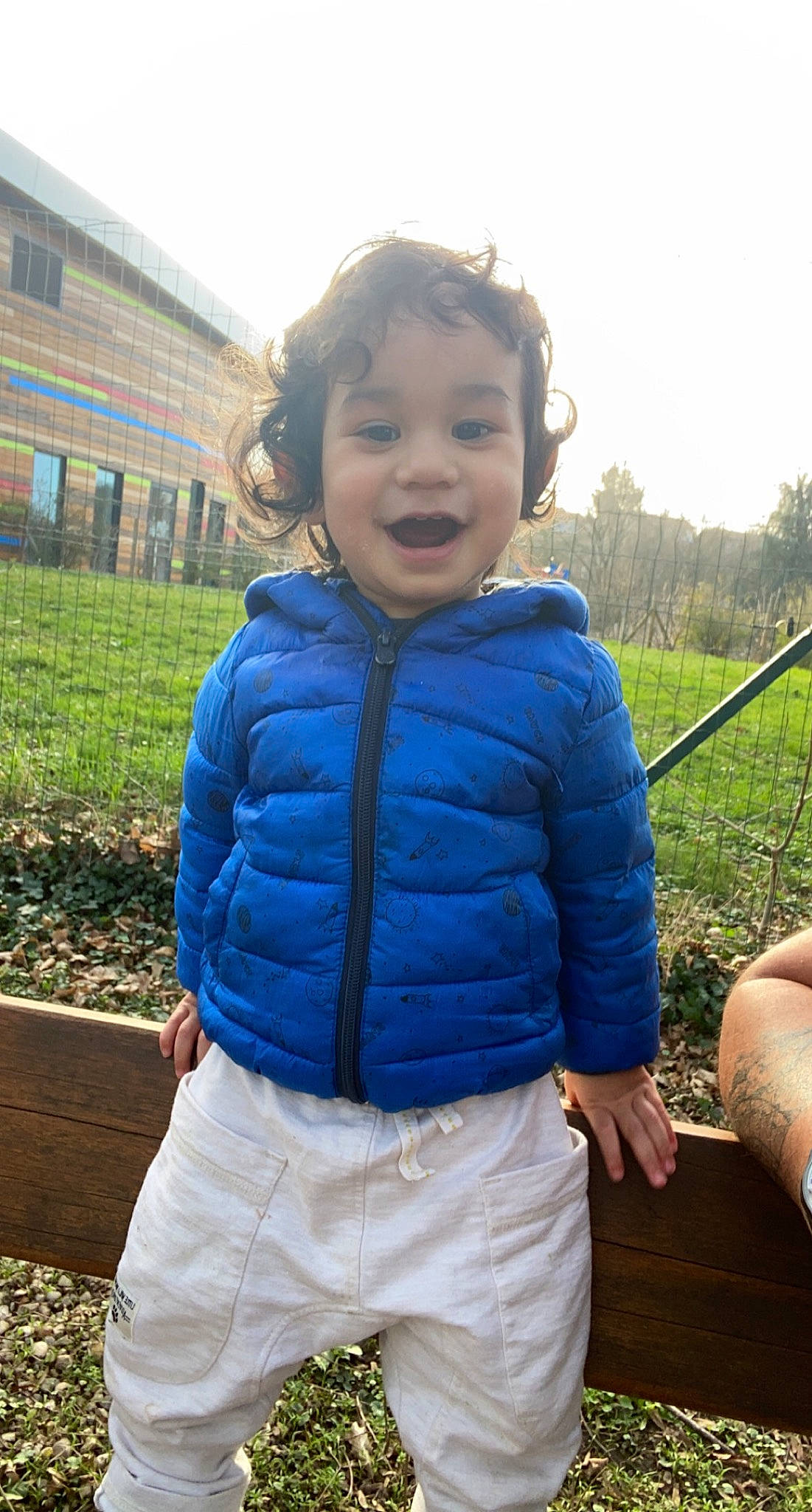 Nolann participe au concours pour gagner de l'argent avec cette photo : child, cool, electric_blue, fun, grass, grassland, happy, leisure, mammal, outerwear, people_in_nature, person, plant, recreation, sky, sleeve, smile, standing, summer, toddler