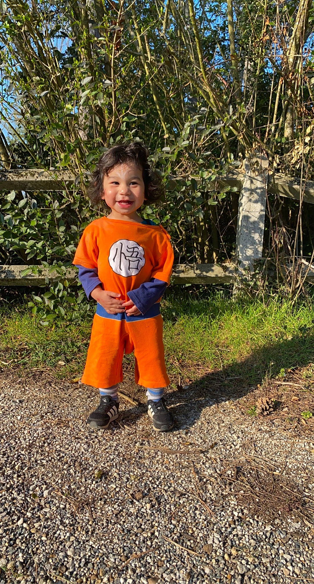Nolann a rejoint le concours — aidez-le/la à gagner de superbes lots ! baby_toddler_clothing, ball, child, football, fun, garden, grass, happy, joy, landscape, leisure, people_in_nature, person, plant, pumpkin, recreation, sneakers, soil, t_shirt, toddler