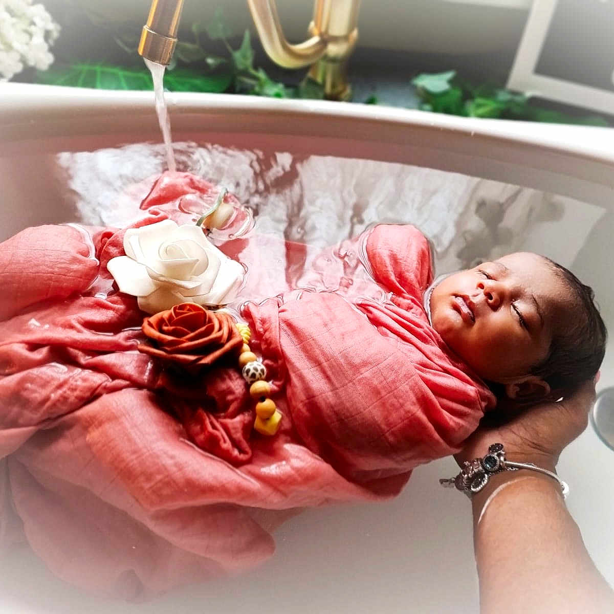 Mia a rejoint le concours — aidez-le/la à gagner de superbes lots ! accessories, architecture, baby, bathing, bathtub, building, childbirth, face, flower, flowerarrangement, homedecor, hospital, jewelry, necklace, person, petal, plant, rose, spa, tub