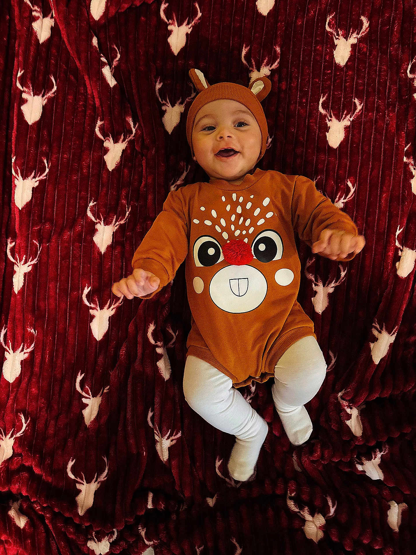 Hayden participe au concours pour gagner de l'argent avec cette photo : baby, infant, child, smile, happy, reindeer, costume, hat, blanket, pattern, red, white, cute, laying, legs, arms, face, cozy, warm, holiday