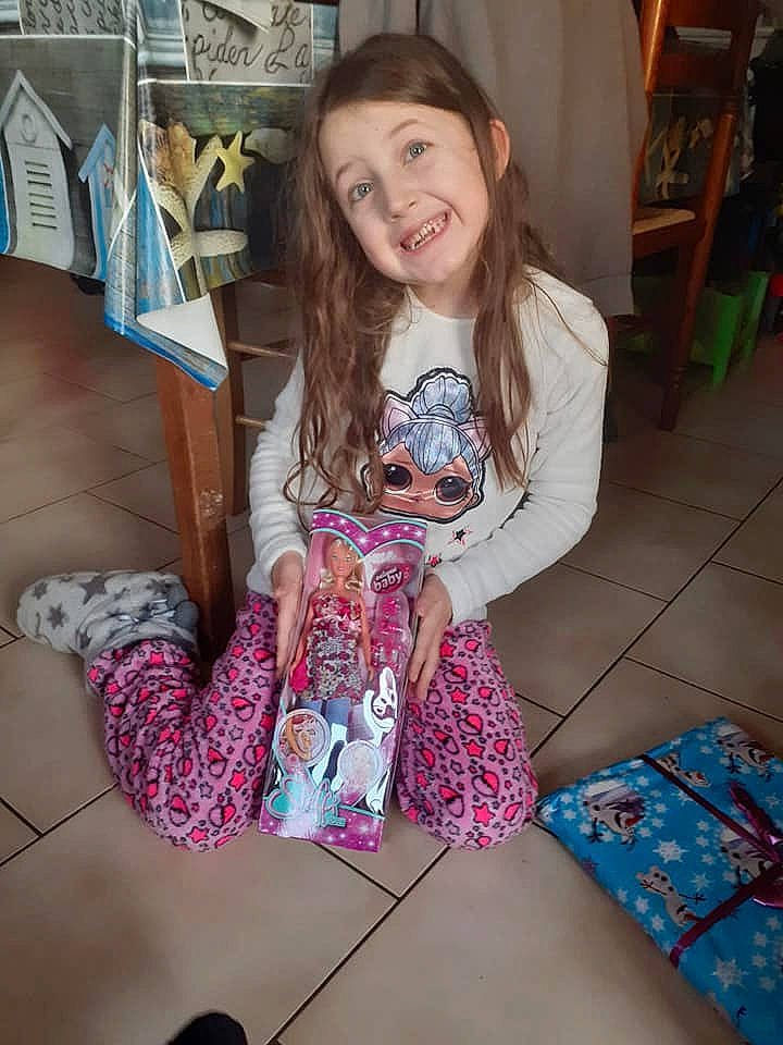 Maelyna a rejoint le concours — aidez-le/la à gagner de superbes lots ! baby_toddler_clothing, box, floor, flooring, foot, joy, linens, nightwear, pajamas, pattern, person, pink, shelf, sock, toddler