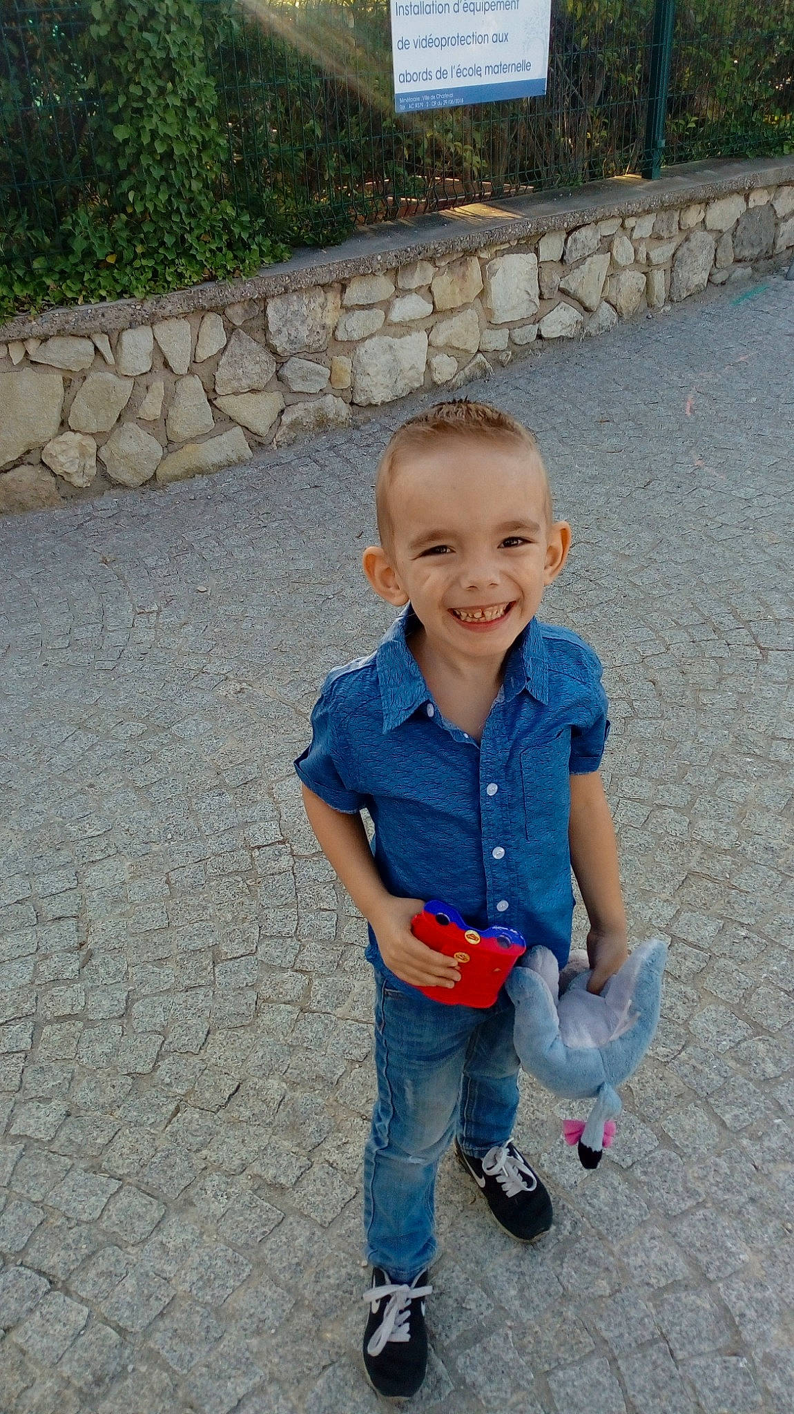 Nolan a rejoint le concours — aidez-le/la à gagner de superbes lots ! child, denim, fun, jeans, joy, person, play, sitting, smile, summer, toddler, vacation