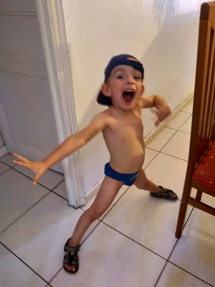Nolan participe au concours pour gagner de l'argent avec cette photo : bathing, child, floor, flooring, fun, human_leg, leg, person, toddler, vacation