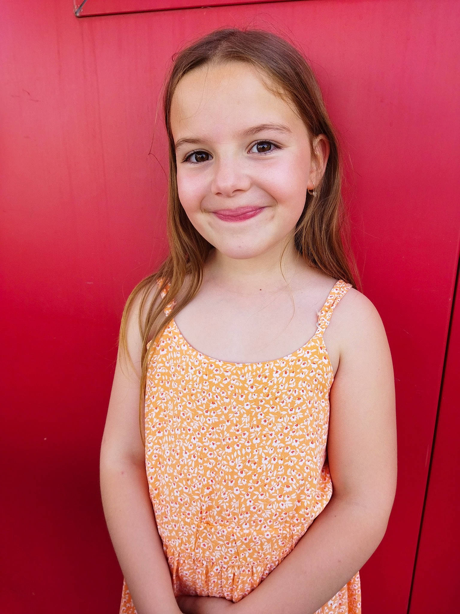 Eva a rejoint le concours — aidez-le/la à gagner de superbes lots ! abdomen, chin, day_dress, eye, eyelash, face, flash_photography, hair, happy, iris, joy, long_hair, neck, person, pink, shoulder, skin, sleeve, sleeveless_shirt, smile