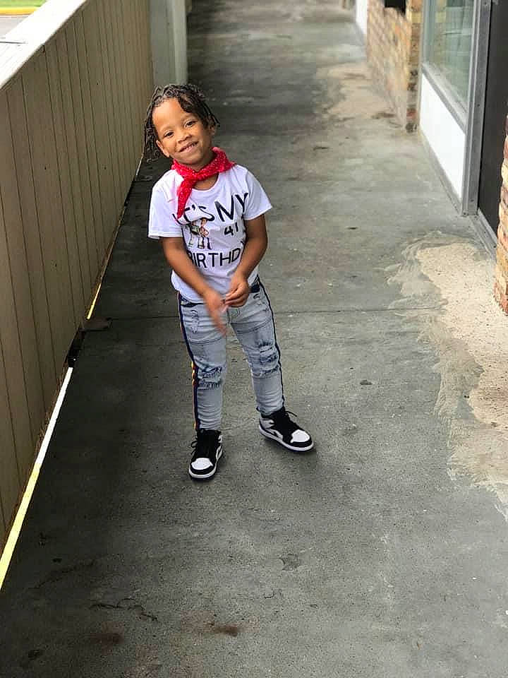 Messiah is registered to the contest to win money with this photo: art, asphalt, city, concrete, denim, flash_photography, flooring, fun, human_leg, joy, leisure, pedestrian, person, road, road_surface, shadow, sidewalk, street, street_fashion, t_shirt