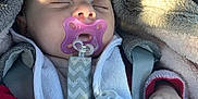 Victoria participe au concours pour gagner de l'argent avec cette photo : baby, sleeping, pacifier, blanket, car_seat, child, infant, toy, clothing, hand, safety_harness, closeup, indoors, face, cute, peaceful, warm, soft_light, car_interior, accessory