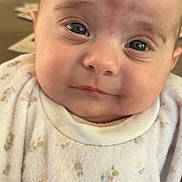 Victoria a rejoint le concours — aidez-le/la à gagner de superbes lots ! baby, infant, face, close_up, blanket, cozy, smile, eyes, skin, head, young_child, portrait, indoors, clothing, soft, cute, expression, child, person, warm