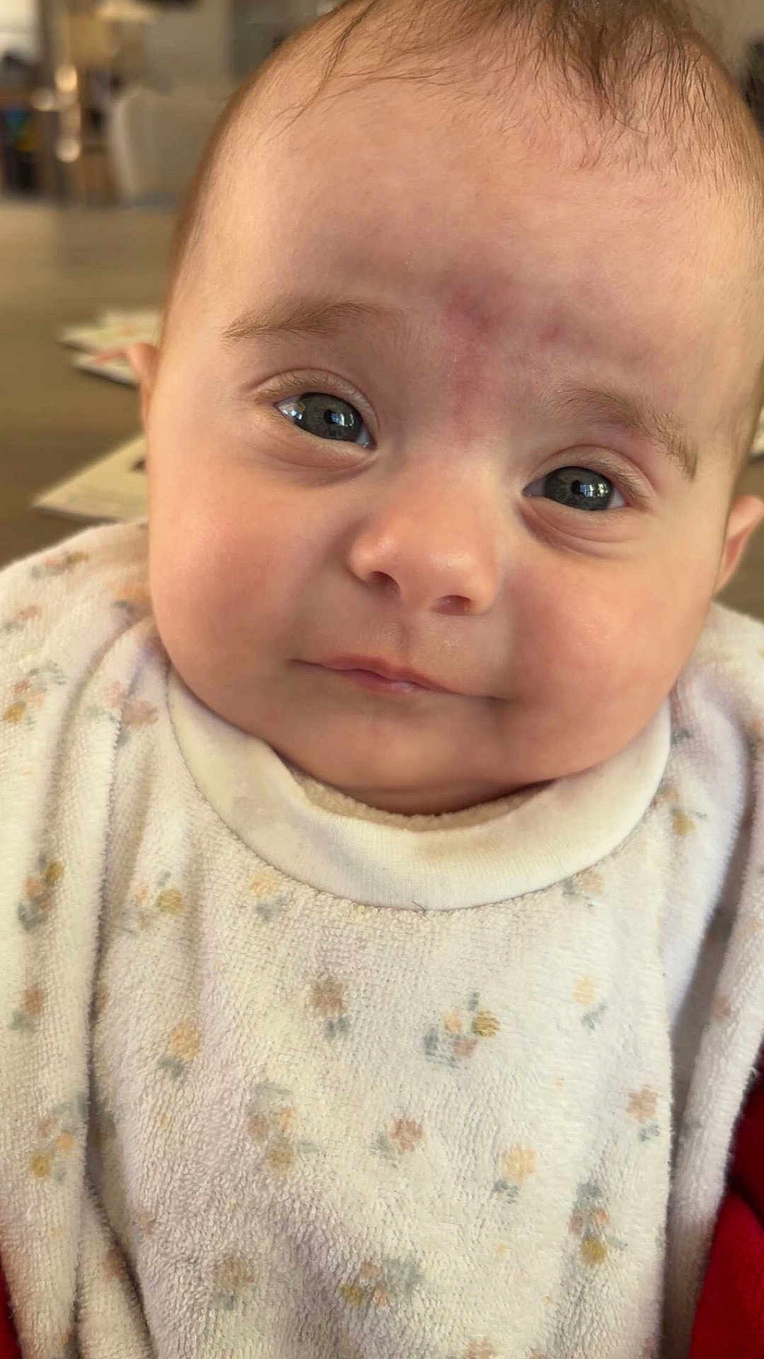 Victoria a rejoint le concours — aidez-le/la à gagner de superbes lots ! baby, infant, face, close_up, blanket, cozy, smile, eyes, skin, head, young_child, portrait, indoors, clothing, soft, cute, expression, child, person, warm