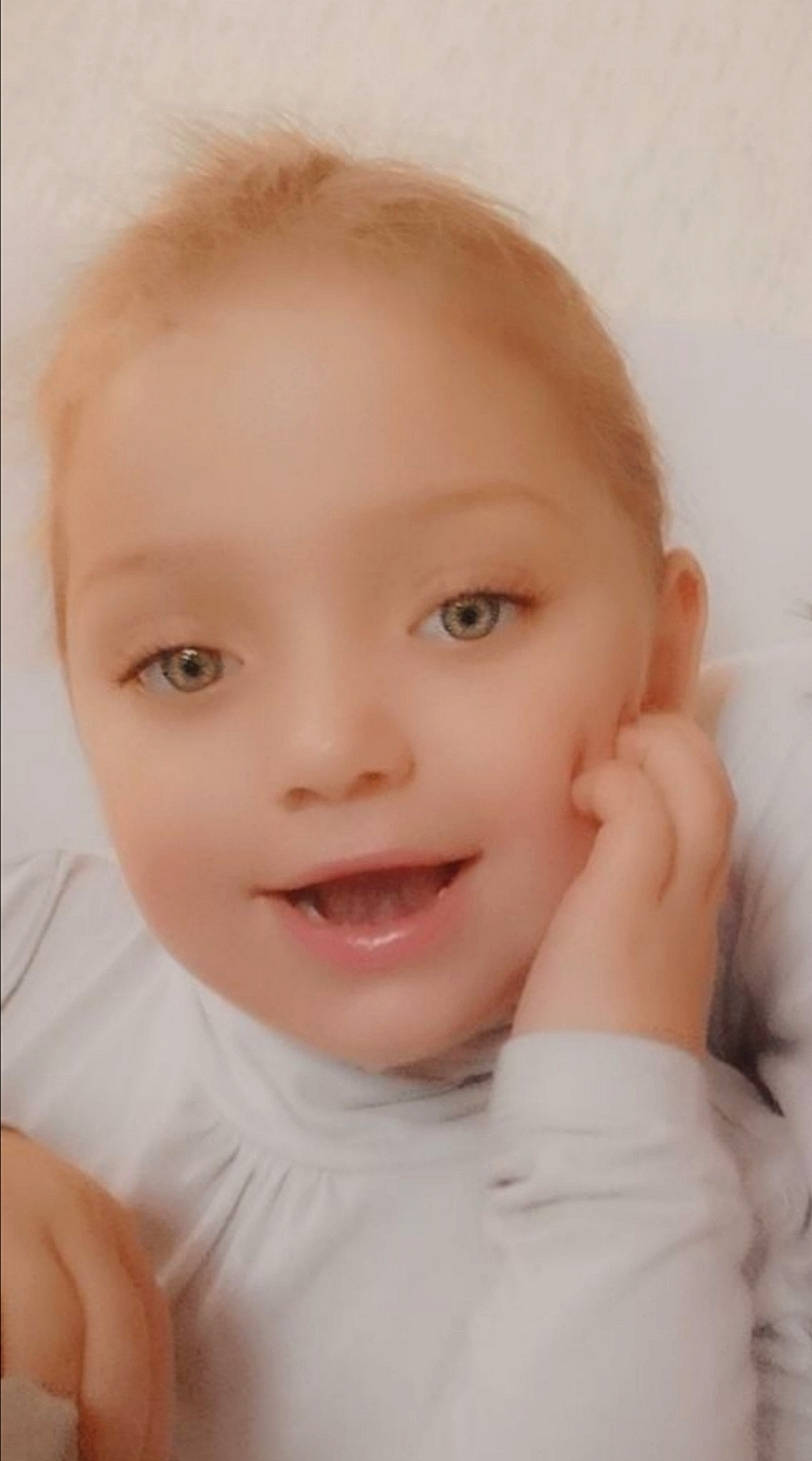 Elsa participe au concours pour gagner de l'argent avec cette photo : baby_toddler_clothing, beauty, blond, cheek, child, child_model, chin, eye, eyebrow, eyelash, facial_expression, forehead, happy, iris, jaw, lip, neck, organ, person, skin