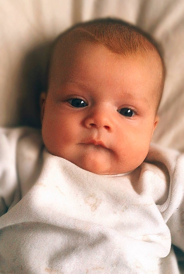 Lyana participe au concours pour gagner de l'argent avec cette photo : baby, baby_toddler_clothing, cheek, child, chin, close_up, collar, comfort, eyebrow, eyelash, face, flash_photography, iris, lip, no_expression, nose, person, skin, sleeve, smile