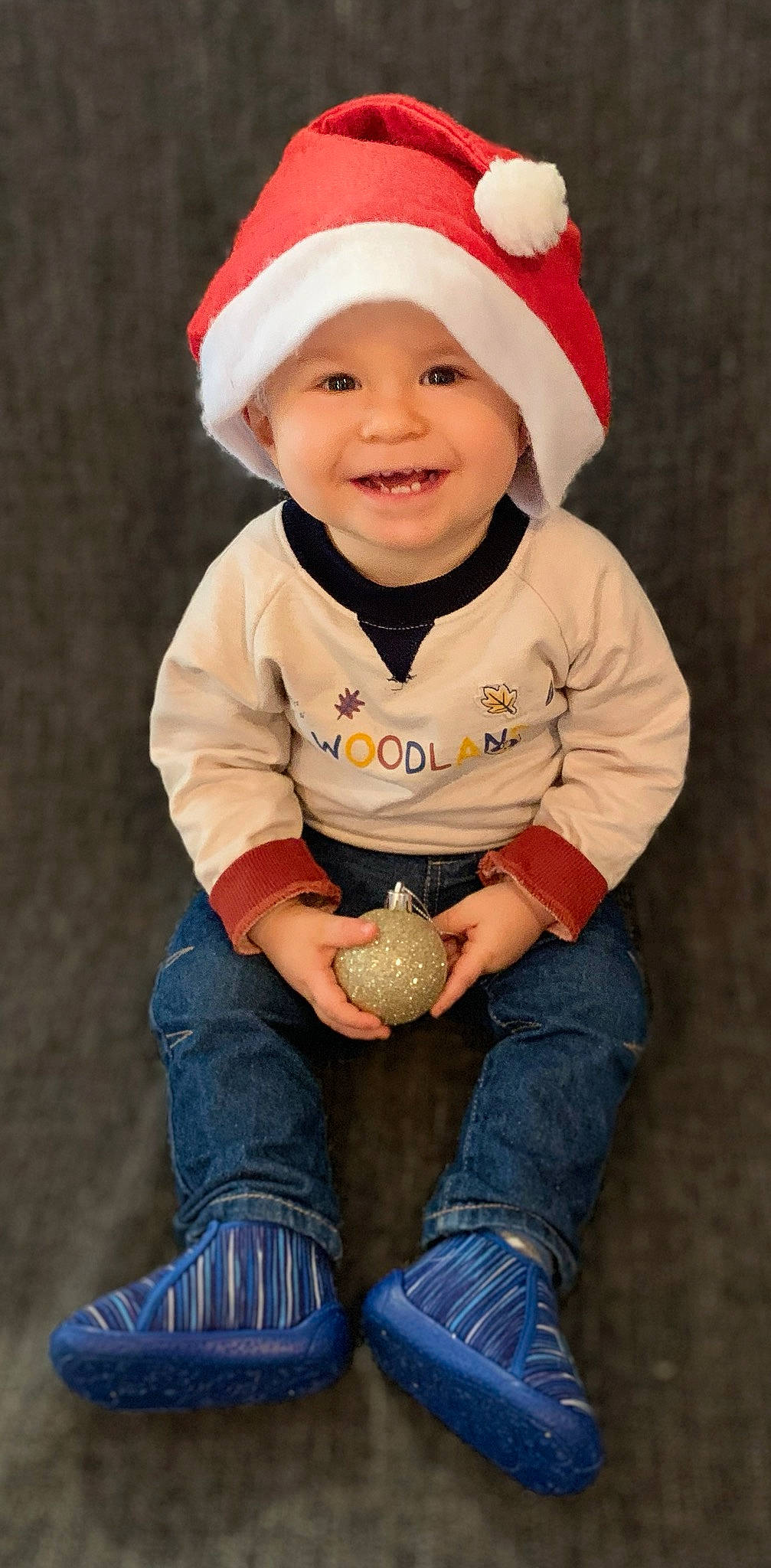 Roméo participe au concours pour gagner de l'argent avec cette photo : baby, baby_toddler_clothing, cap, clothing, cool, costume_hat, eye, face, green, happy, hat, head, headwear, human_body, jeans, joy, person, photograph, skin, sleeve