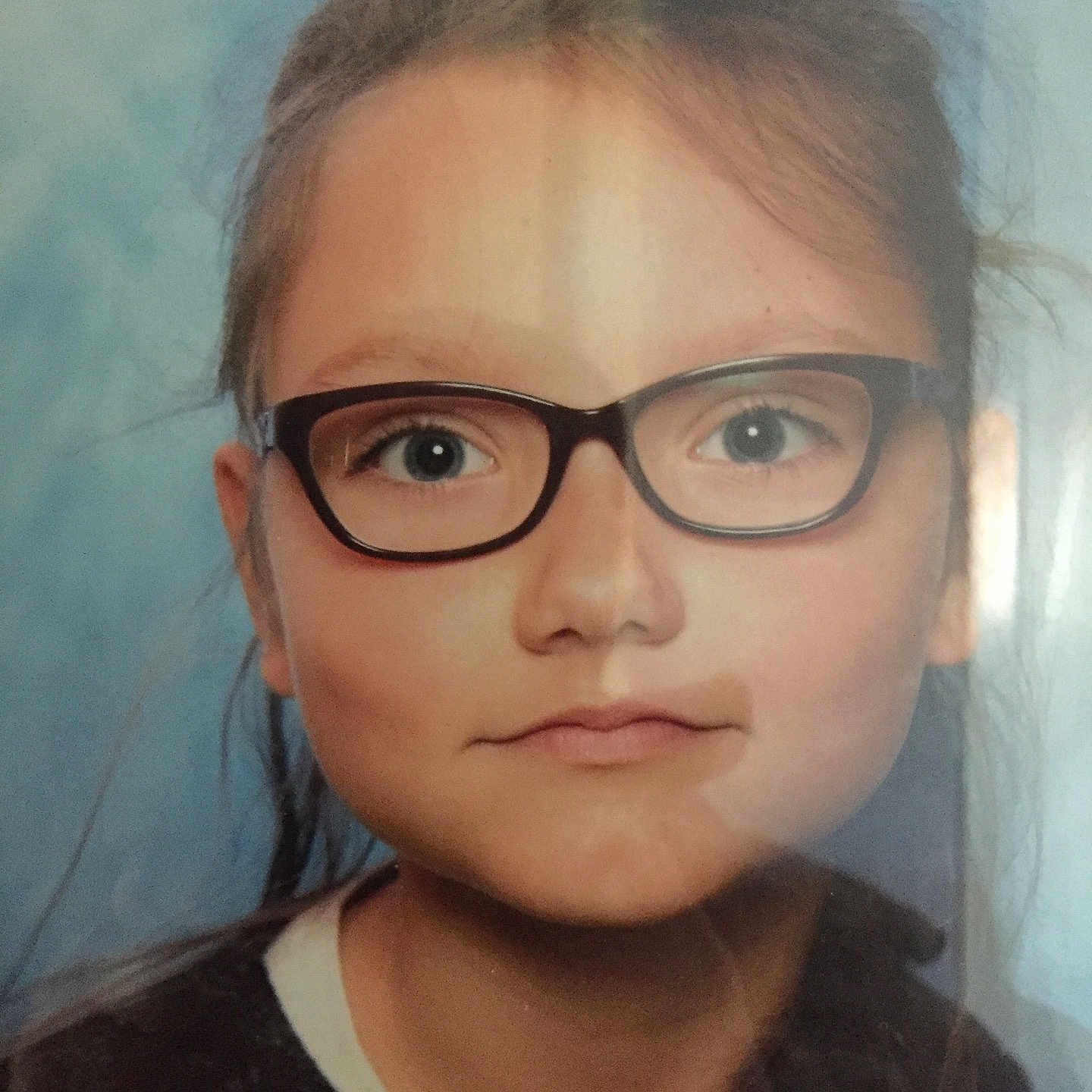 Lea participe au concours pour gagner de l'argent avec cette photo : brown_hair, cheek, chin, close_up, ear, eye, eyebrow, eyewear, face, forehead, girl, glasses, head, lip, mouth, neck, nose, portrait, smile, vision_care