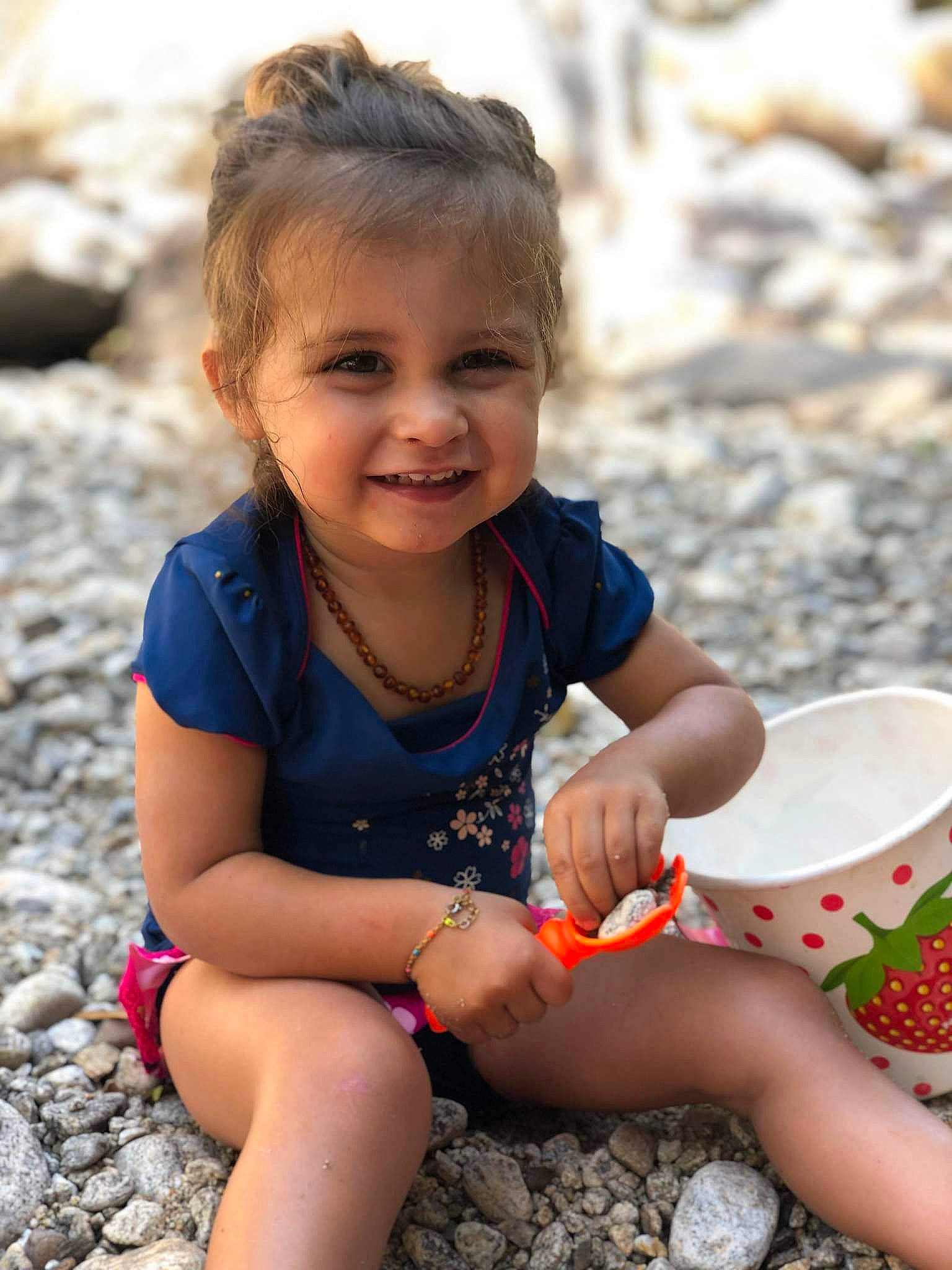 Aelya participe au concours pour gagner de l'argent avec cette photo : child, electric_blue, eye, face, fun, grass, hair, happy, head, human_body, joy, leisure, people_in_nature, person, play, recreation, sitting, smile, soil, t_shirt