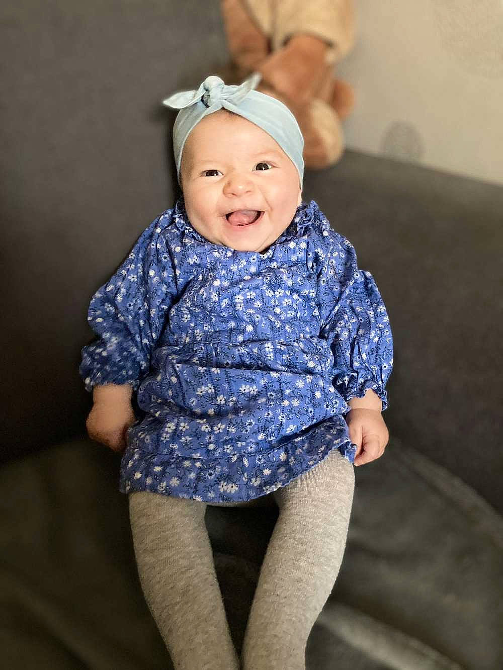 Capucine participe au concours pour gagner de l'argent avec cette photo : baby, baby_toddler_clothing, dress, electric_blue, eye, face, flash_photography, happy, head, headgear, headwear, human_body, iris, knee, neck, person, sleeve, smile, t_shirt, thigh