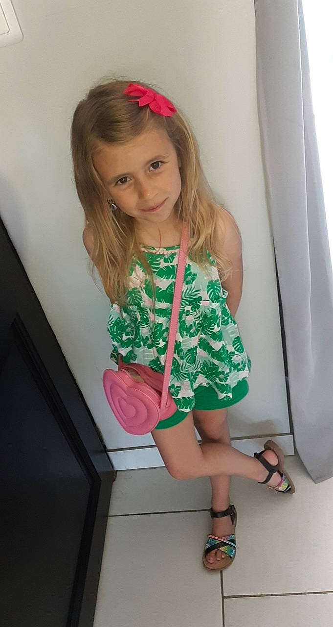 Naomie a rejoint le concours — aidez-le/la à gagner de superbes lots ! baby_toddler_clothing, beauty, eye, happy, head, human_body, joint, joy, knee, leg, magenta, person, pink, shoe, shorts, skin, sleeve, smile, t_shirt, thigh