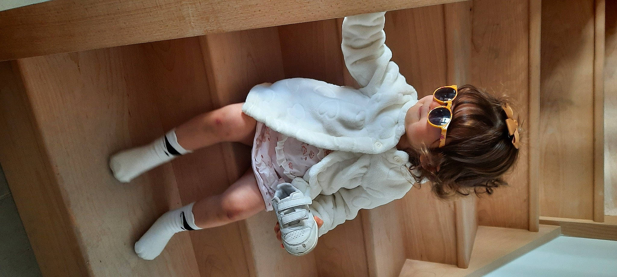 Pia Milleret a rejoint le concours — aidez-le/la à gagner de superbes lots ! comfort, elbow, gesture, goggles, happy, hardwood, human_body, human_leg, joint, knee, outerwear, person, shoulder, sleeve, stairs, street_fashion, sunglasses, thigh, thumb, waist