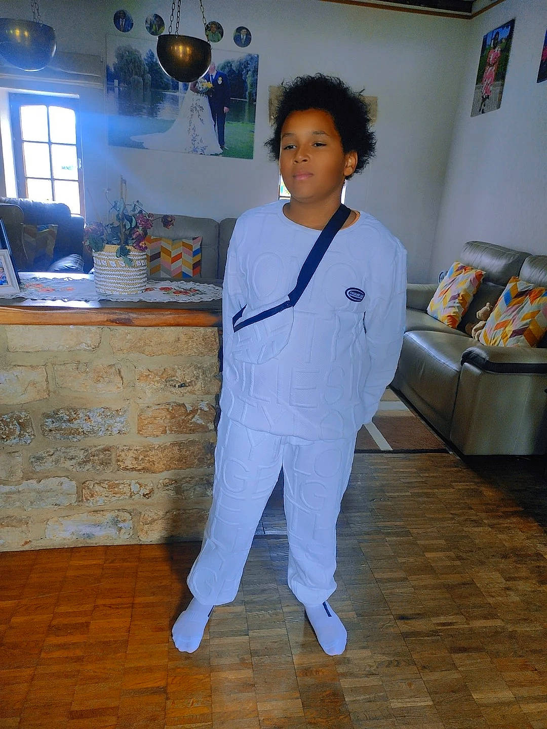 Niels participe au concours pour gagner de l'argent avec cette photo : blazer, collar, couch, dress_shirt, fashion_design, flooring, formal_wear, hardwood, light_fixture, linens, person, picture_frame, room, sleeve, suit, tie, toddler, uniform, white_coat, white_collar_worker