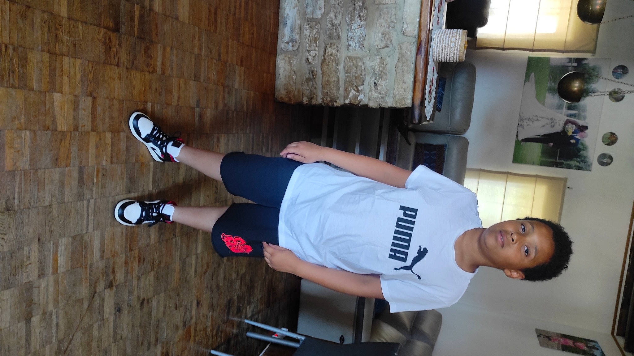 Niels participe au concours pour gagner de l'argent avec cette photo : balance, calf, cleanliness, elbow, electric_blue, human_leg, joint, kitchen_appliance, knee, leg, outdoor_shoe, person, shelf, shorts, sleeve, sportswear, t_shirt, thigh, waist, walking_shoe