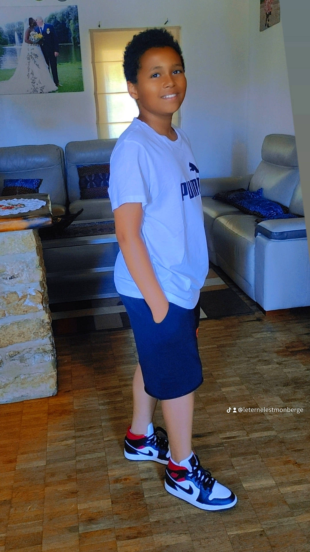 Niels participe au concours pour gagner de l'argent avec cette photo : blue, comfort, couch, elbow, floor, flooring, joint, joy, knee, leg, leisure, person, shorts, shoulder, sleeve, smile, sportswear, standing, sweatpant, t_shirt