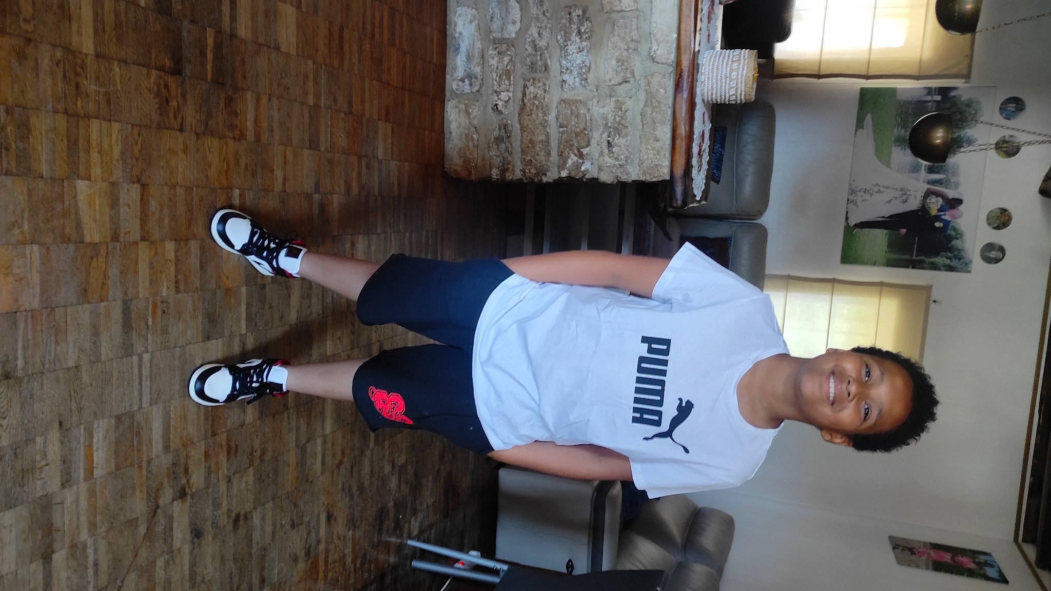 Niels participe au concours pour gagner de l'argent avec cette photo : ankle, arm, balance, calf, cleanliness, elbow, electric_blue, human_leg, joy, kitchen_appliance, knee, machine, outdoor_shoe, person, shorts, smile, sock, sportswear, t_shirt, thigh