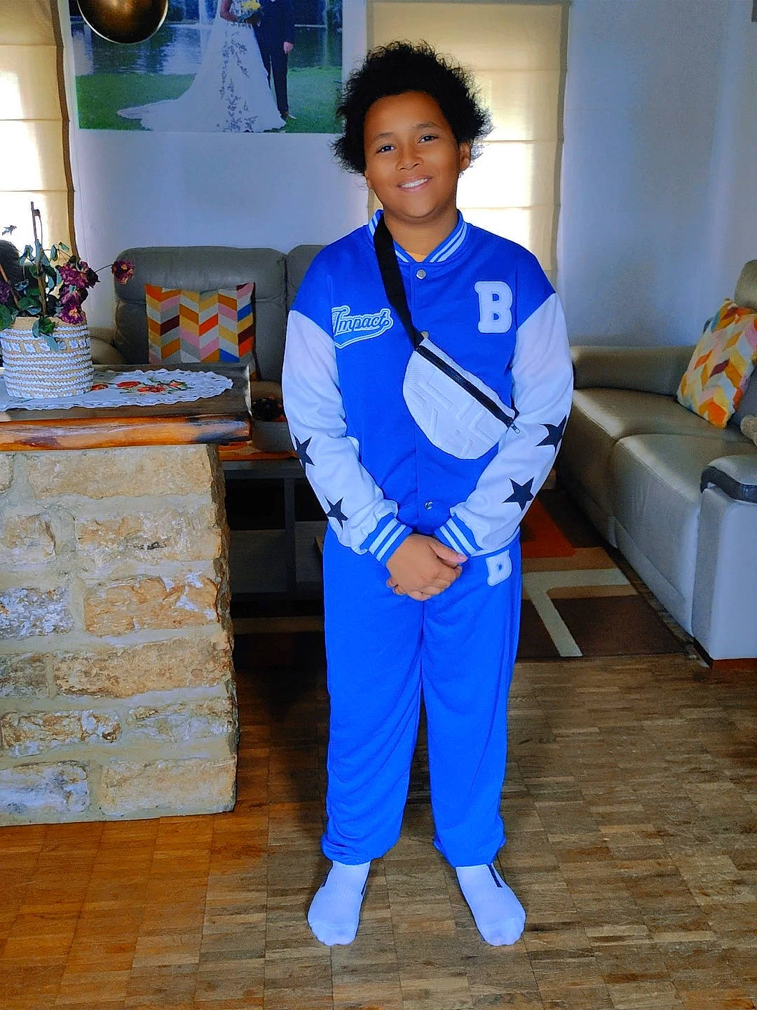 Niels a rejoint le concours — aidez-le/la à gagner de superbes lots ! blue, chair, collar, couch, curtain, electric_blue, event, fashion_design, flooring, formal_wear, houseplant, joy, lamp, person, picture_frame, room, sleeve, smile, sportswear, sweatpant