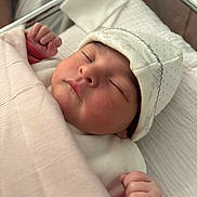 éléonore participe au concours pour gagner de l'argent avec cette photo : baby, newborn, sleeping, blanket, hat, crib, infant, peaceful, soft, cute, child, bed, wrapped, face, skin, resting, indoors, closeup, tiny, hands