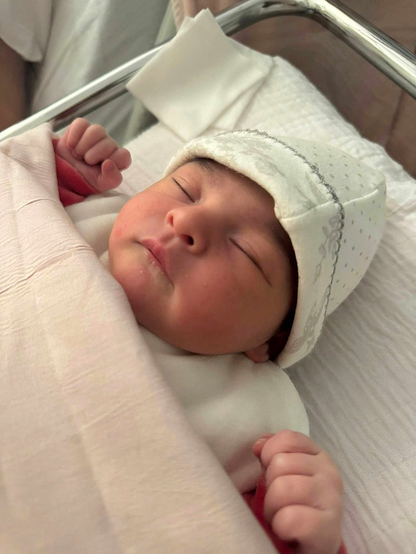 éléonore participe au concours pour gagner de l'argent avec cette photo : baby, newborn, sleeping, blanket, hat, crib, infant, peaceful, soft, cute, child, bed, wrapped, face, skin, resting, indoors, closeup, tiny, hands