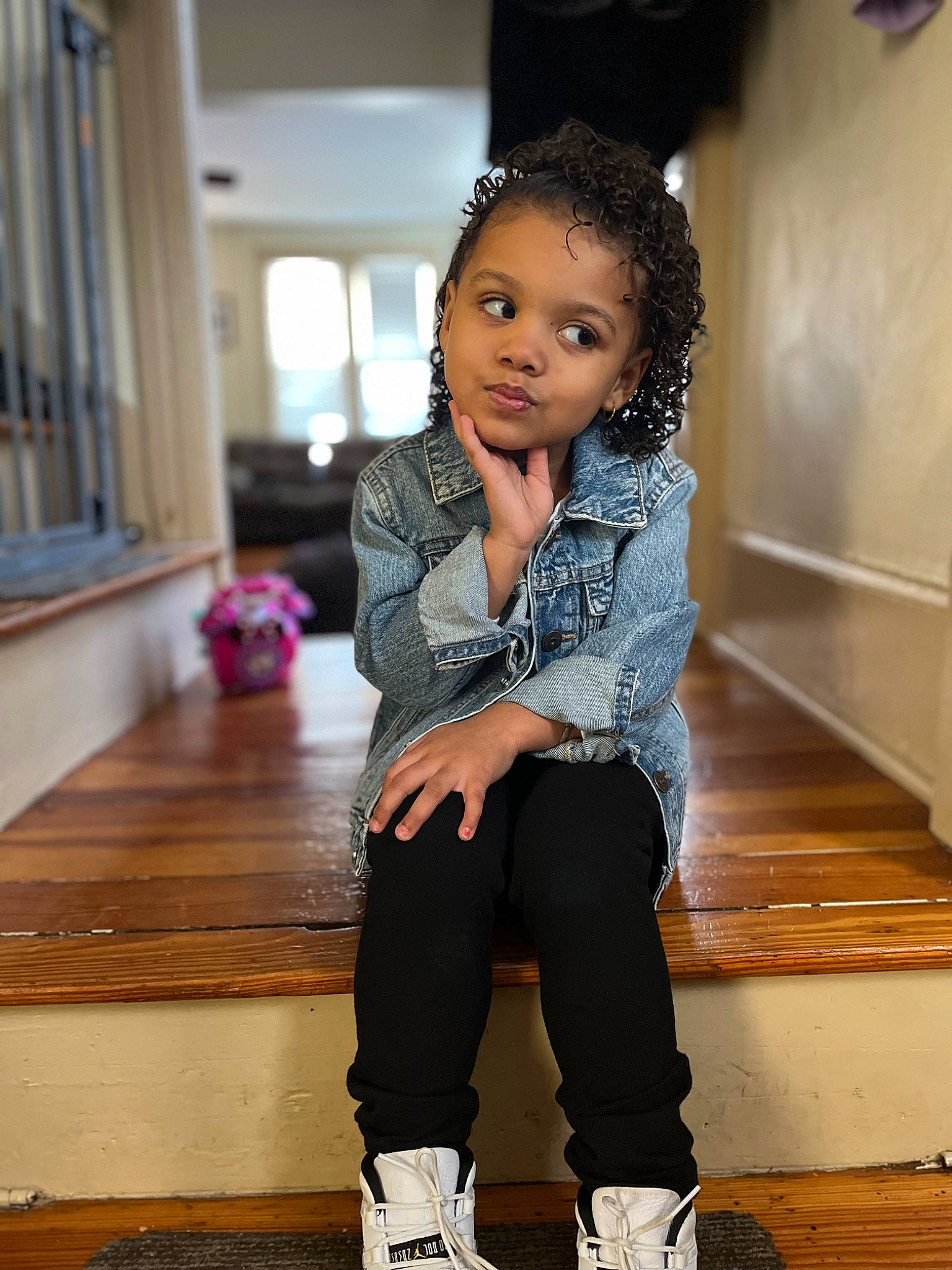 Amara is registered to the contest to win money with this photo: black_hair, fashion_design, flash_photography, flooring, formal_wear, hairstyle, hardwood, head, human_leg, jewellery, joint, knee, person, shoe, shoulder, sleeve, sportswear, t_shirt, thigh, waist