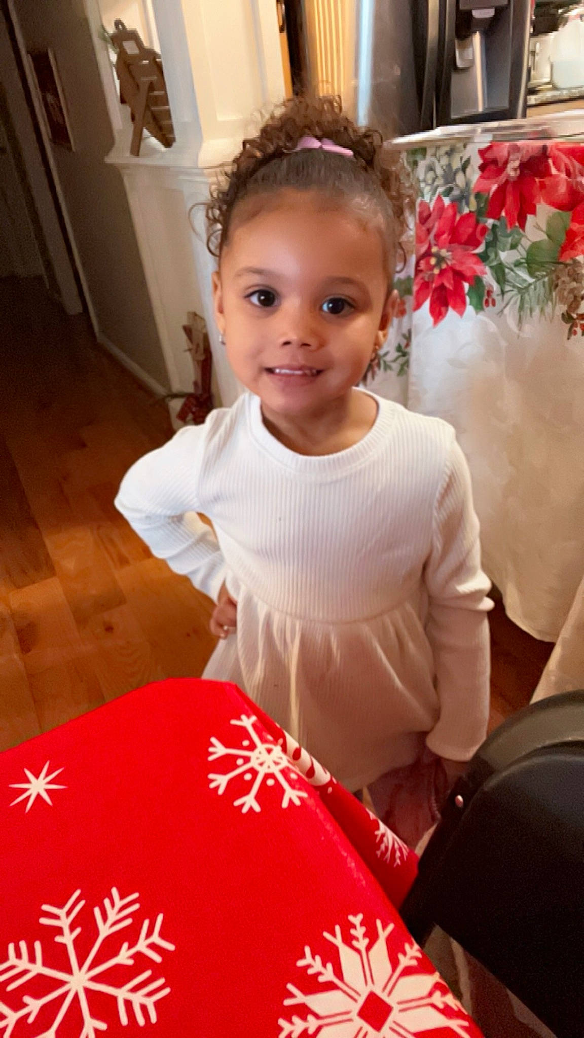 Amara is registered to the contest to win money with this photo: baby_toddler_clothing, carmine, chair, child, face, flooring, flower, fun, happy, joy, pattern, person, petal, red, room, rose, sitting, sleeve, smile, t_shirt